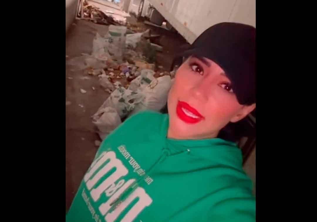 Sandra Cuevas recomienda a Nancy Núñez mientras aparece recorriendo calles de Azcapotzalco en el video.”