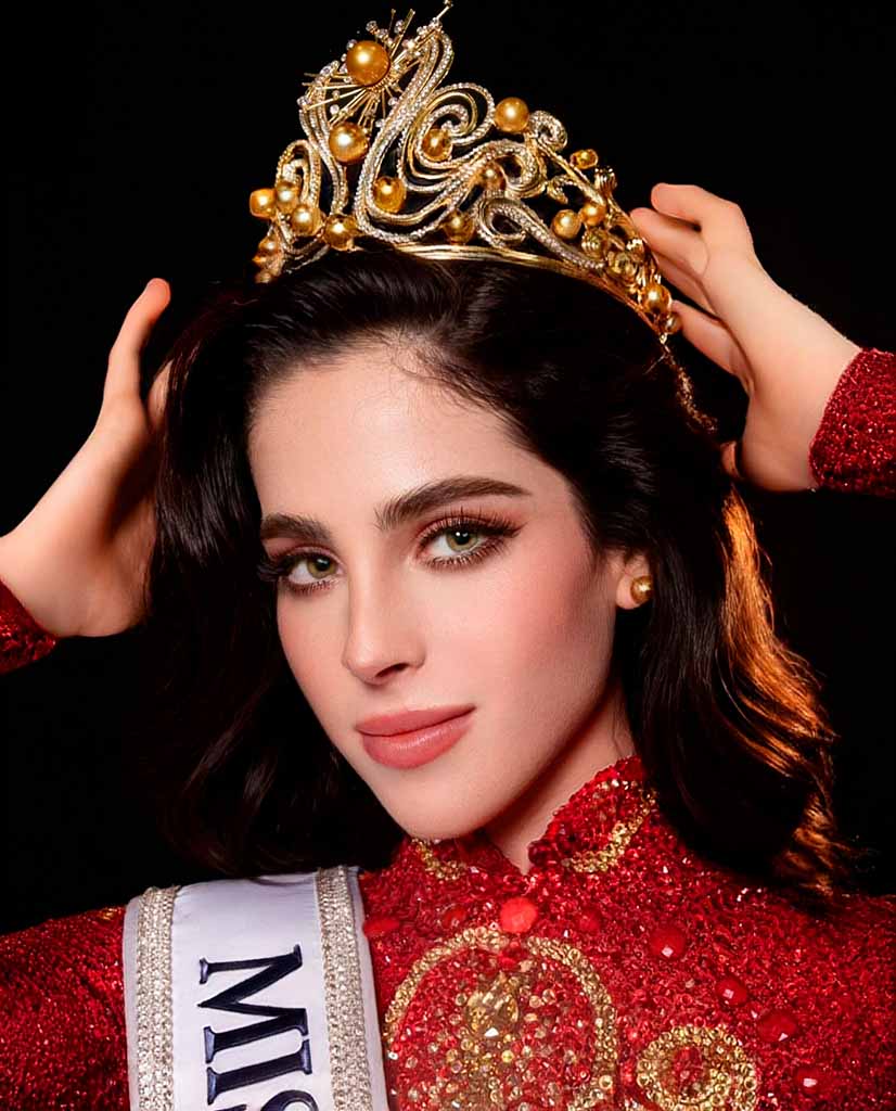 fatimabosch Fátima Bosch posando tras su coronación como Miss Universo 2025, en medio de la polémica por la familia de Fátima Bosch”