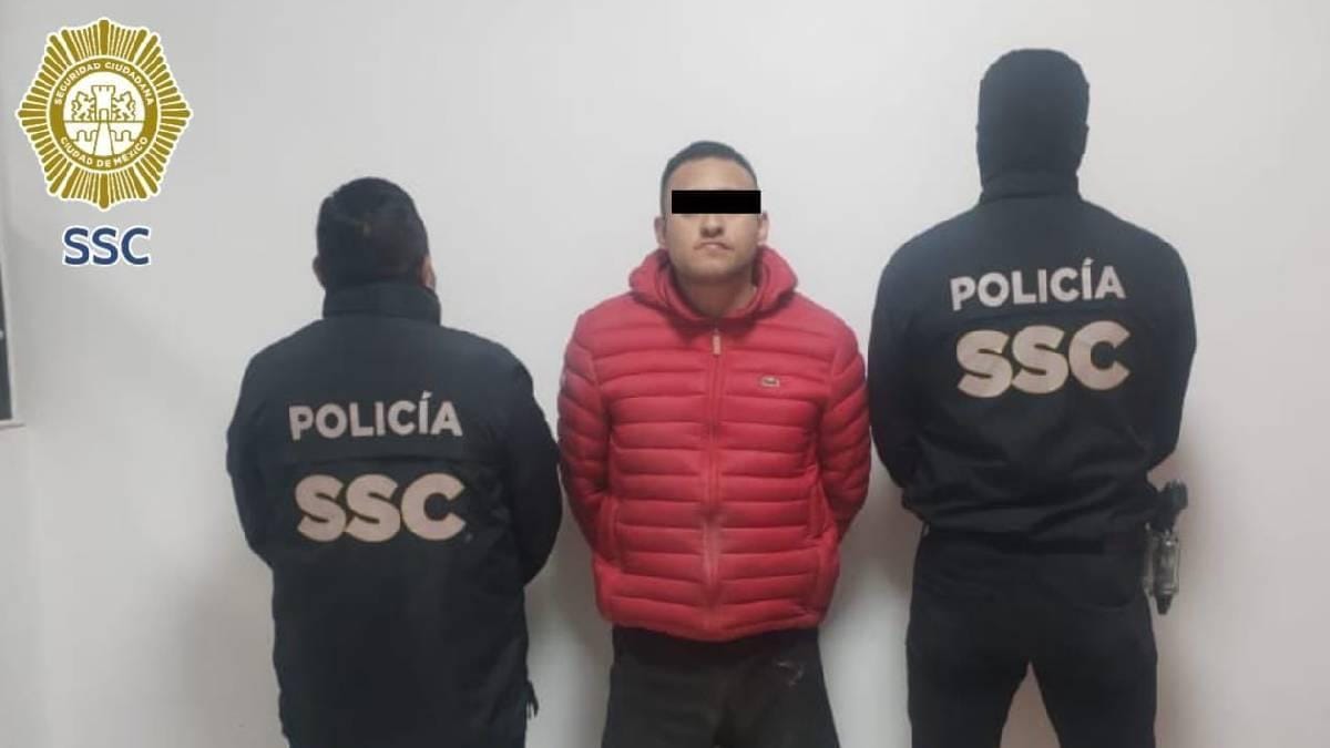 Imagen difundida por autoridades que muestra la detención de un hombre durante un operativo de seguridad en la alcaldía Azcapotzalco.
