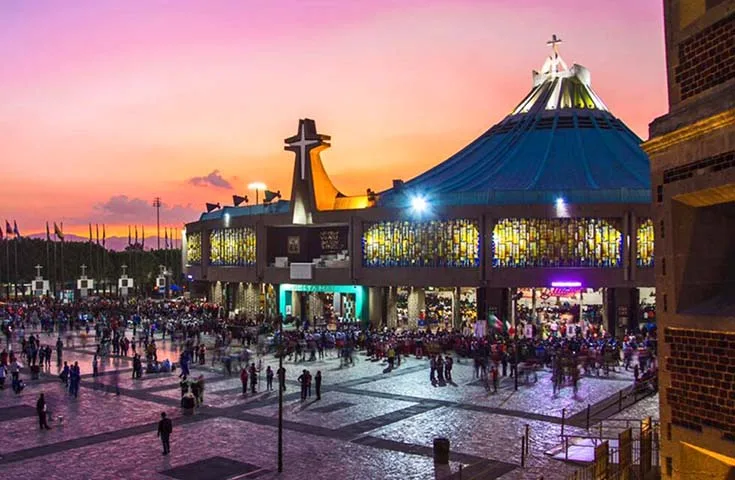 Peregrinos en la Basílica de Guadalupe durante la llegada masiva de millones de fieles por las celebraciones del 12 de diciembre en la Ciudad de México.