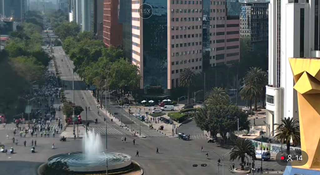Vista aérea de una avenida en la Ciudad de México con escasa afluencia de personas durante una convocatoria a marcha, evidenciando baja participación en el espacio público.