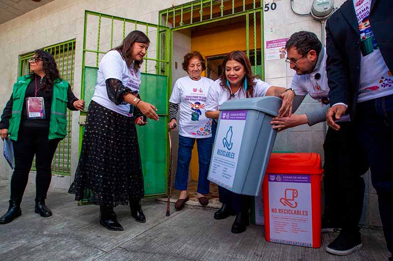 clara y nancy nuñez en separación de residuos en Azcapotzalco