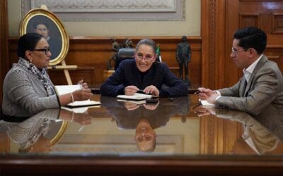 Sheinbaum conversa con el papa León XIV y lo invita a visitar México