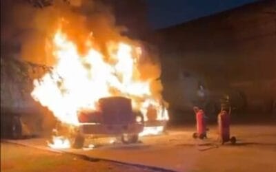 Incendio dentro de bodega en Pantaco consume dos cabinas de tráileres en Azcapotzalco