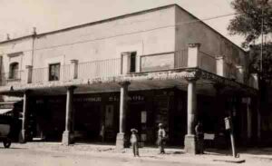 Esquina de Av. Azcapotzalco (frente al Jardín Hidalgo)