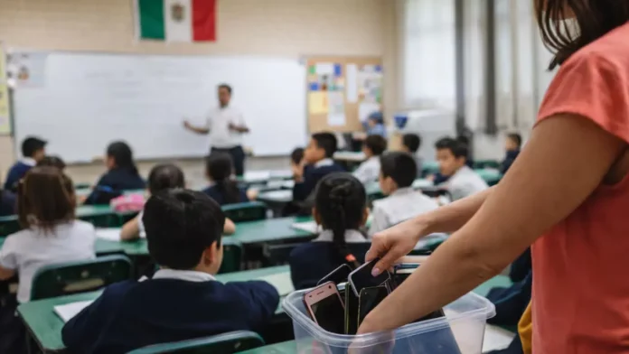 CDMX regula celulares en escuelas