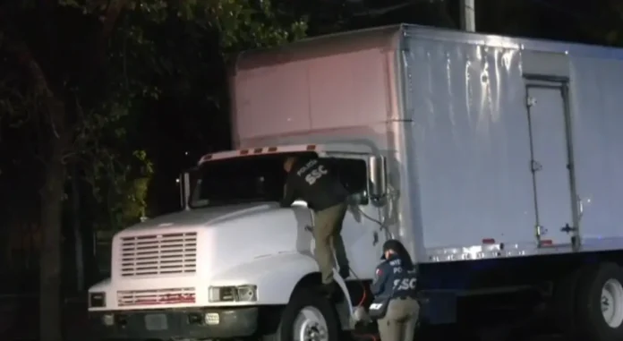 Agentes de la SSC inspeccionan camión de carga blanco recuperado en Azcapotzalco tras ser reportado como robado