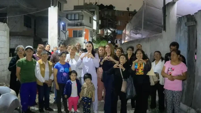 Gabriela Jiménez instala luminarias en Azcapotzalco