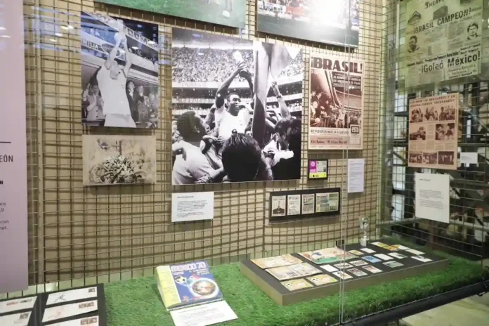 Exposición sobre la historia de los Mundiales en México con fotografías, periódicos y objetos históricos exhibidos en la sede de la CISS rumbo al Mundial 2026.